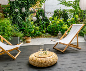 białe leżaki w ogrodzie, projekt ogrodu,