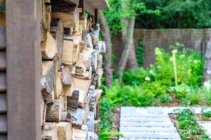 Drewno kominkowe miejsce w ogrodzie